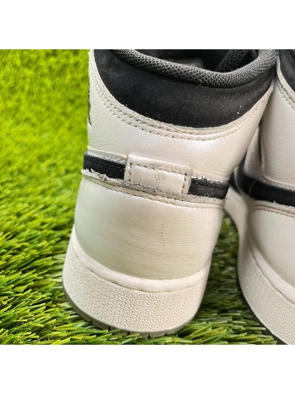 Nike Air Jordan 1 Mid Boys Size 5.5Y White Athletic Running Shoes Sneakers